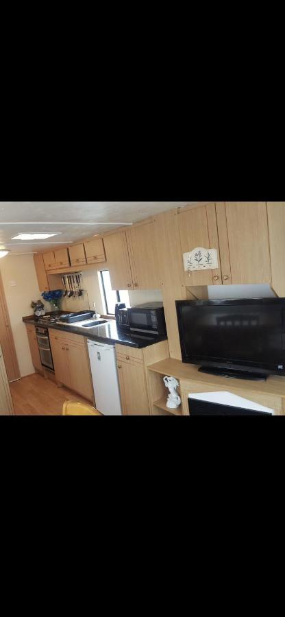 3 Bed Caravan Skegness 137 Sealands- Old Caravan Hence Cheap Price !! Campsite *