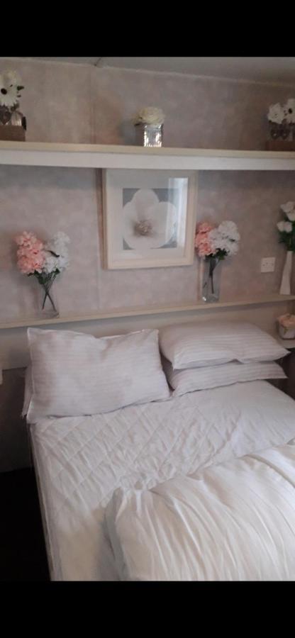 3 Bed Caravan Skegness 137 Sealands- Old Caravan Hence Cheap Price !! Campsite *