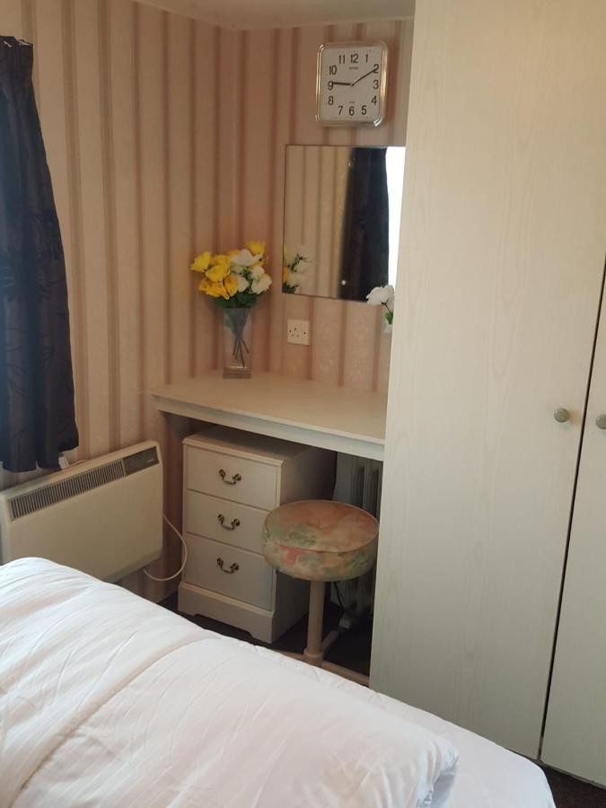 3 Bed Caravan Skegness 137 Sealands- Old Caravan Hence Cheap Price !! *